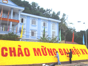 Thảm hoa chào mừng Đại hội Đảng bộ tỉnh lần thứ XV có kích thước 15x2,5m đã được kết xong và đặt trước trụ sở UBMTTQ tỉnh.
