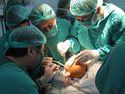 Phẫu thuật cho một bệnh nhân ung thư tại Bệnh viện K
