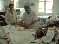 Bác sĩ Bệnh viên đa khoa khu vực Mai Châu điểu trị cho bệnh nhân tại bệnh viện