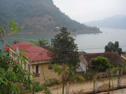 Cơ sở vật chất của xã vùng hồ Hiền Lương ngày càng được đầu tư khang trang.