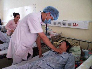 Thăm khám bệnh nhân sốt xuất huyết tại Bệnh viện Nhiệt đới TP Hồ Chí Minh.