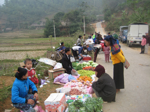 Tình trạng họp chợ lấn chiếm lòng, lề đường thường diễn ra vào các phiên chợ vùng cao Đà Bắc (ảnh tại chợ xã Tân Pheo).