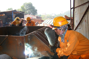 Thợ lành nghề SOMECO Hòa Bình gia công thiết bị phục vụ nhà máy thủy điện.