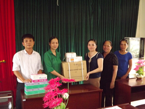 Lãnh đạo Trung tâm YTDP trao thuốc cho trạm y tế các xã có ca bệnh tê tê say say của huyện Lạc Sơn.