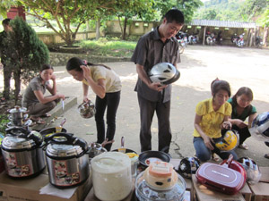 Chương trình “Đưa hàng Việt Nam bình ổn giá về nông thôn” tại điểm bán hàng  xã Trung Hòa (Tân Lạc) chỉ 1 góc nhỏ bày biện đơn điệu, sơ sài.