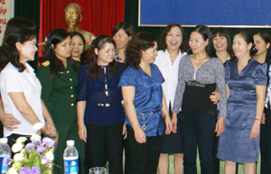 Cán bộ Hội LHPN tỉnh gặp gỡ, ôn lại truyền thống của Hội LHPN Việt Nam.