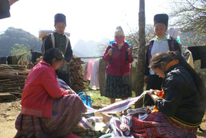 Đồng bào dân tộc Mông ở xã Hang Kia (Mai Châu) tự tay dệt và thêu các dồ thổ cẩm lưu niệm để giới thiệu với khách du lịch đến thăm quan. (Ảnh: Hồng Duyên)