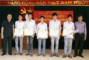 Đại diện BTC cuộc thi trao giải cho giải pháp đạt giải khuyến khích toàn quốc “máy nhiệt điện chạy bằng năng lượng mặ trời” của trường THCS Ngọc Lương (Yên Thủy).