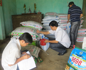 Cán bộ đoàn kiểm tra của Sở NN&PTNT tiến hành kiểm tra, lấy mẫu thức ăn chăn nuôi tại đại lý thức ăn chăn nuôi thuộc Tiểu khu 11, thị trấn Lương Sơn (Lương Sơn).

