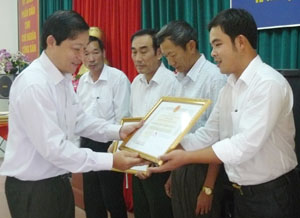 Đồng chí Bùi Văn Cửu, Phó Chủ tịch Thường trực UBND tỉnh trao bằng khen của UBND tỉnh cho các tập thể cá nhân có thành tích xuất sắc trong thực hiện chương trình tín dụng HSSV giai đoạn 2007-2012.