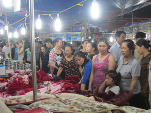 Người tiêu dùng trong tỉnh mua sắm hàng hóa tại Hội chợ. 

 
