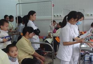 Buông hô hấp, khoa Nhi (Bệnh viện Đa khoa tỉnh) tập trung đông bệnh nhi điều trị.

