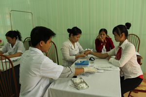 Lấy máu xét nghiệm cho học sinh lớp 9 trường THCS Hữu Lợi – Yên Thuỷ.
