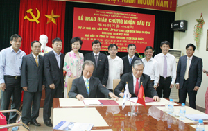 Lãnh  đạo  Công ty CP BĐS An Thịnh Hòa Bình ký kết hợp đồng với công ty TNHH Doosung Tech Company Limited Việt Nam.