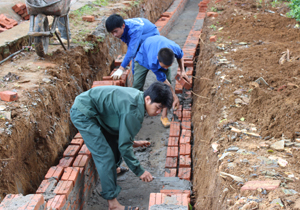 Xã Dũng Phong là xã đầu tiên của huyện Cao Phong hoàn thành tiêu chí số 18 về  xây dựng hệ thống tổ chức chính trị - xã hội vững mạnh. Ảnh: Xã Dũng Phong tập trung hoàn thiện các công trình xây dựng trên địa bàn.