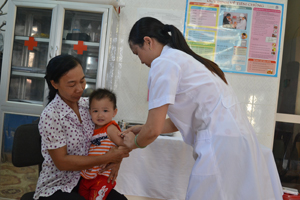 Cán bộ Trung tâm y tế dự phòng tỉnh tiêm chủng dịch vụ cho trẻ.