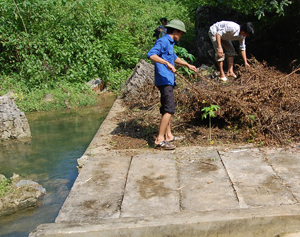 Mó nước đầu nguồn thường xuyên được tổ quản lý, vận hành công trình cấp nước tập trung xã Trung Bì (Kim Bôi) dọn dẹp, đảm bảo nguồn nước hợp vệ sinh.

