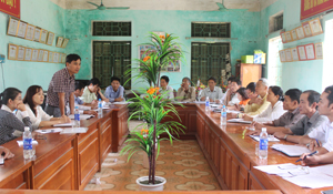 Các đơn vị thuộc Sở NN&PTNT cùng bàn bạc với cấp uỷ, chính quyền xã Hữu Lợi (Yên Thuỷ) về kế hoạch giúp đỡ xã phát triển KT – XH.

