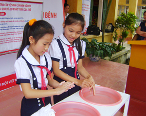 Học sinh trường tiểu học xã Tu Lý (Đà Bắc) thực hành rửa tay với xà phòng tại một buổi truyền thông vệ sinh sức khỏe cộng đồng do Trung tâm YTDP tổ chức.