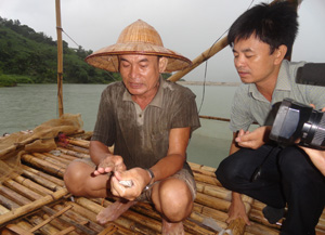 Đảng viên Bùi Minh Bưn là người đầu tiên đưa vào thử nghiệm mô hình nuôi cá lồng trên hồ Khả, xã Quý Hòa bước đầu đem lại hiệu quả tích cực được nhiều hộ dân trong xã đến nghiên cứu, học tập kinh nghiệm.