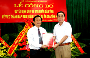 Đồng chí Nguyễn Văn Quang, Chủ tịch UBND tỉnh trao quyết định thành lập BQL các chương trình dự án ODA tỉnh Hòa Bình cho ông Dương Văn Khang, Phó Giám đốc Sở KH&ĐT, Trưởng BQL dự án.