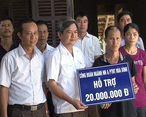 Đồng chí Đặng Văn Hạnh - Chủ tịch Công đoàn Ngành NN và PTNT Hòa Bình trao tiền hỗ trợ cho gia đình anh Ngô Văn Hữu.

