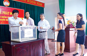 Các đồng chí: Trần Đăng Ninh, Phó Bí thư TT Tỉnh ủy; Hoàng Văn Tứ, Phó Chủ tịch HĐND tỉnh cùng lãnh đạo các sở, ban, ngành ủng hộ quỹ Vì người nghèo tại lễ phát động.