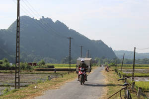 Hệ thống đường GTNT xã Lạc Long, Lạc Thuỷ được cứng hoá đáp ứng sản xuất và dân sinh.