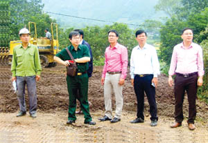 Thành viên tổ công tác giải phóng mặt bằng đường Hòa Lạc - TP Hòa Bình kiểm tra công tác GPMB khu vực xã Mông Hóa (Kỳ Sơn).

