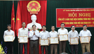 Lãnh đạo UBND huyện Mai Châu tặng giấy khen cho các tập thể có thành tích xuất sắc trong phong trào xây dựng NTM giai đoạn 2011-2015.