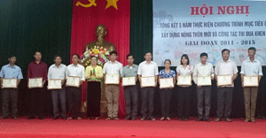 Lãnh đạo UBND huyện Yên Thuỷ tặng thưởng cho các tập thể cá nhân có nhiều thành tích trong phong trào xây dựng NTM giai đoạn 2011-2015.