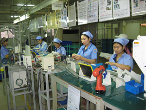 Theo chỉ đạo của UBND tỉnh, để tạo được nguồn thu lớn và ổn định, thời gian tới cần đẩy mạnh thực hiện các giải pháp hỗ trợ doanh nghiệp phát triển sản xuất kinh doanh (ảnh: Công ty TNHH Nghiên cứu kỹ thuật R Việt Nam hoạt động SXKD hiệu quả và đóng góp ổn định cho NSNN trên địa bàn).

