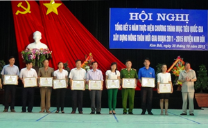 Lãnh đạo UBND huyện Kim Bôi tặng giấy khen cho các tập thể, cá nhân có thành tích trong thực hiện phong trào xây dựng NTM giai đoạn 20111-2015.
