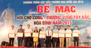 Đồng chí Bùi Văn Khánh, Phó Chủ tịch UBND tỉnh trao bằng khen của UBND tỉnh cho các tập thể có thành tích xuất sắc tham gia hội chợ.