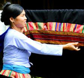 Người phụ nữ Mường Thung cần mẫn, khéo léo với những sản phẩm thổ cẩm do chính tay họ dệt nên