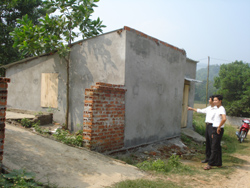Gia đình anh Hà Văn Hưởng, xóm Rợn, xã Yên Quang (Kỳ Sơn) vừa xây thêm 2 ngôi nhà cấp 4