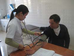 Bệnh nhân tim mạch được tư vấn, điều trị tại Bệnh viện Đa khoa tỉnh.