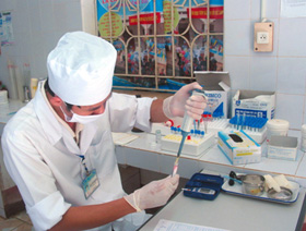 Phòng khám ngoại trú tại Bệnh viện đa khoa huyện Lạc Sơn được trang bị đầy đủ các thiết bị hiện đại phục vụ xét nghiệm HIV .