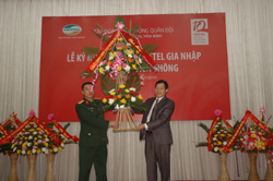 Đồng chí Bùi Văn Cửu, Phó Chủ tịch UBND tỉnh tặng lẵng hoa chúc mừng 10 năm Viettel ra nhập thị trường viễn thông.