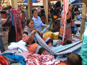Chợ Pà Cò nơi du khách có thể tìm hiểu hoặc mua sắm những đặc sản như đồ thổ cẩm.