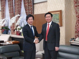 Bộ trưởng Bộ Tài chính Việt Nam Vương Đình Huệ và Bộ trưởng Tài chính Nhật Bản Jun Azumi.