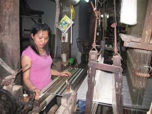 Dệt lụa tại làng nghề Vạn Phúc, Hà Đông