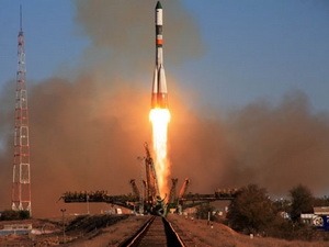 Tàu vũ trụ chở hàng Tiến bộ M-13M rời bệ phóng.