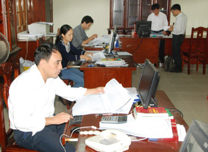 Cán bộ Chi cục Thuế huyện Yên Thủy ứng dụng công nghệ thông tin vào quản lý nguồn thu.

