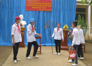 Học sinh trường THCS Bình Thanh biểu diễn tiểu phẩm “Hãy bảo vệ môi trường”.
