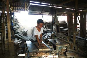 Với nguồn vốn vay GQVL từ NHCSXH, cơ sở sản xuất đồ mộc dân dụng của anh Nguyễn Văn Phương, xóm Giếng, xã Hợp Thịnh (Kỳ Sơn) tạo việc làm cho gần chục lao động với mức thu nhập 3 triệu đồng/người/tháng.