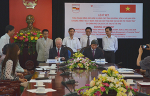 Đại diện tỉnh ta, đồng chí Trần Đăng Ninh, Phó Chủ tịch UBND tỉnh ký kết thỏa thuận với KfW.