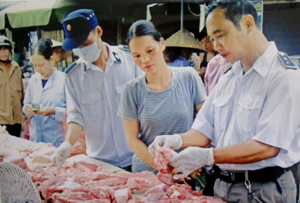 Lực lượng thú y huyện Cao Phong kiểm soát việc chấp hành vệ sinh thú y tại bàn thịt (tại chợ Dũng Phong).
 
