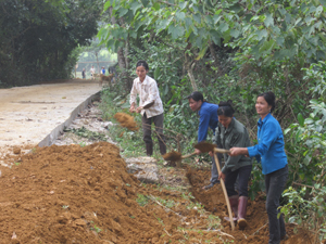 Nhân dân xã Ngọc Lâu (Lạc Sơn) tích cực tham gia làm đường giao thông, góp phần xây dựng NTM.