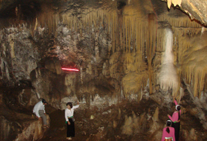 Hang Đầu Rồng, thị trấn Cao Phong (Cao Phong) điểm đến hấp dẫn đối với du khách gần xa.